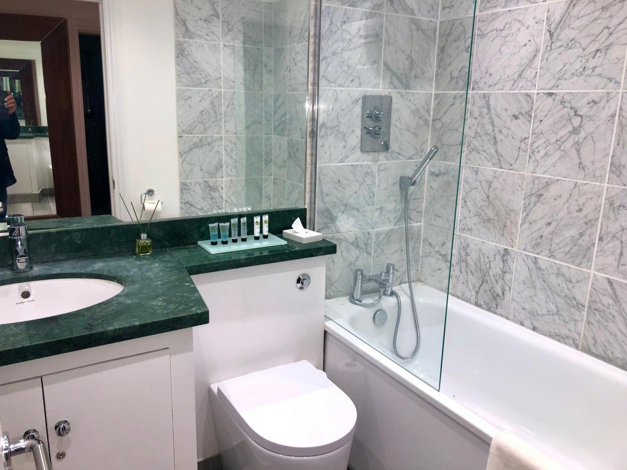 Superbly Located 2 Bedroom Luxury Apartment Bath Exteriér fotografie